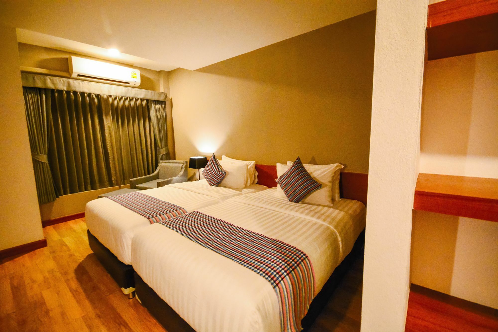 Comet Hotel Surat Thani Zewnętrze zdjęcie